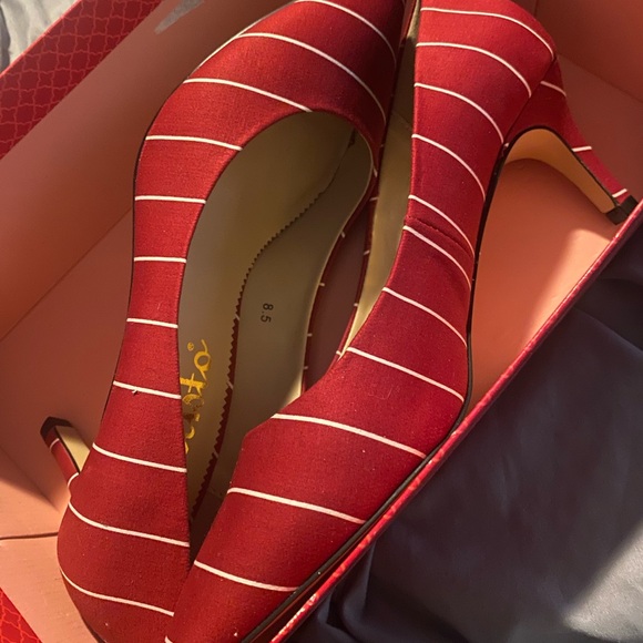 Candy stripe .. 2 1/2 inch heels.  ￼Shoe clips not included 
How cute 🎄🎄🎄 - Picture 9 of 9